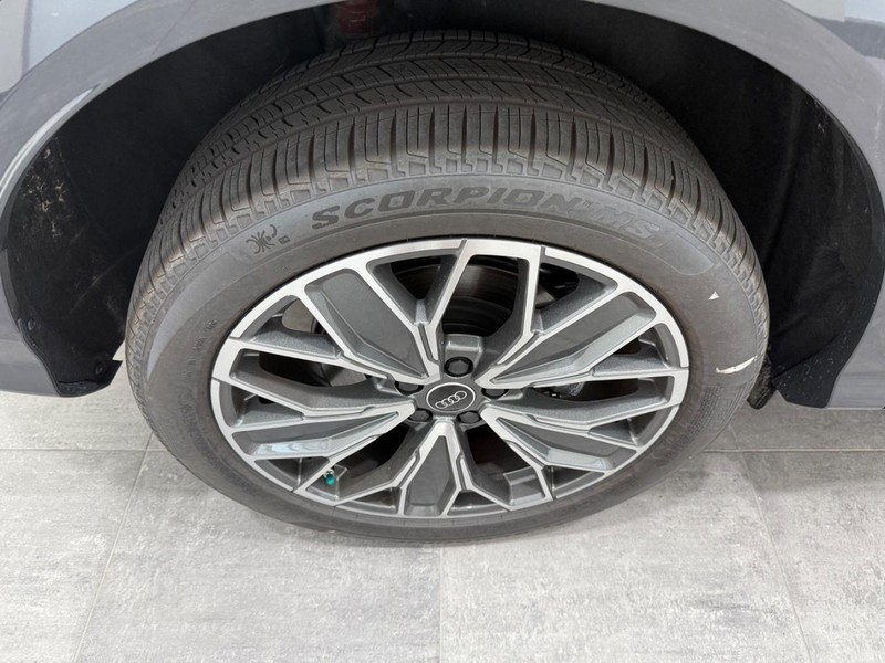 Audi Q5 Vehicle Image 3