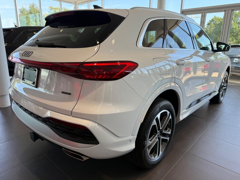 Audi Q5 Vehicle Image 2