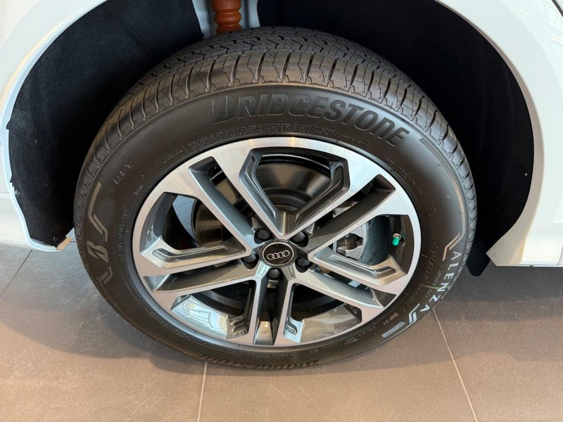 Audi Q5 Vehicle Image 3