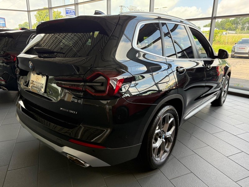 BMW X3 Vehicle Full-screen Gallery Image 2