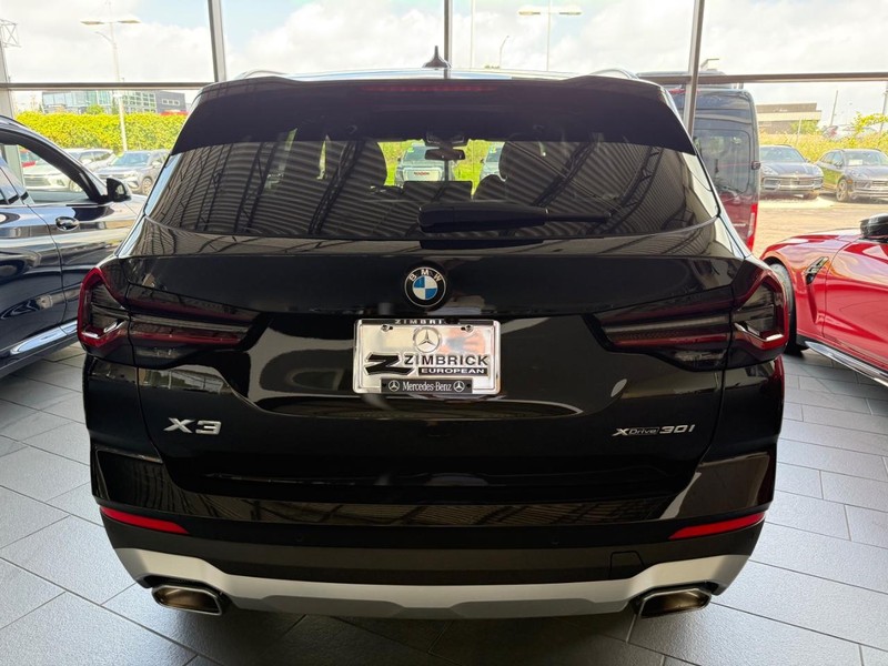 BMW X3 Vehicle Full-screen Gallery Image 3