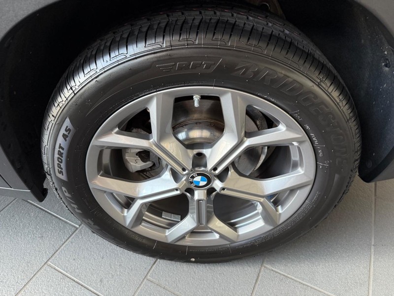 BMW X3 Vehicle Full-screen Gallery Image 6