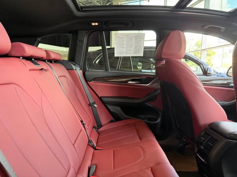 BMW X3 Vehicle Full-screen Gallery Image 9