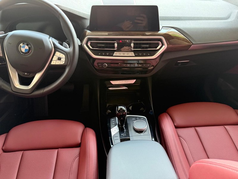 BMW X3 Vehicle Full-screen Gallery Image 10