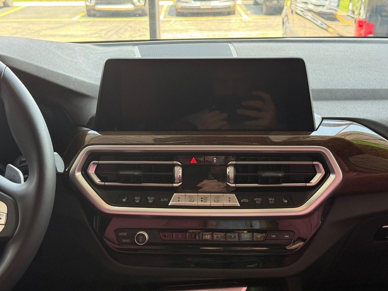 BMW X3 Vehicle Full-screen Gallery Image 11