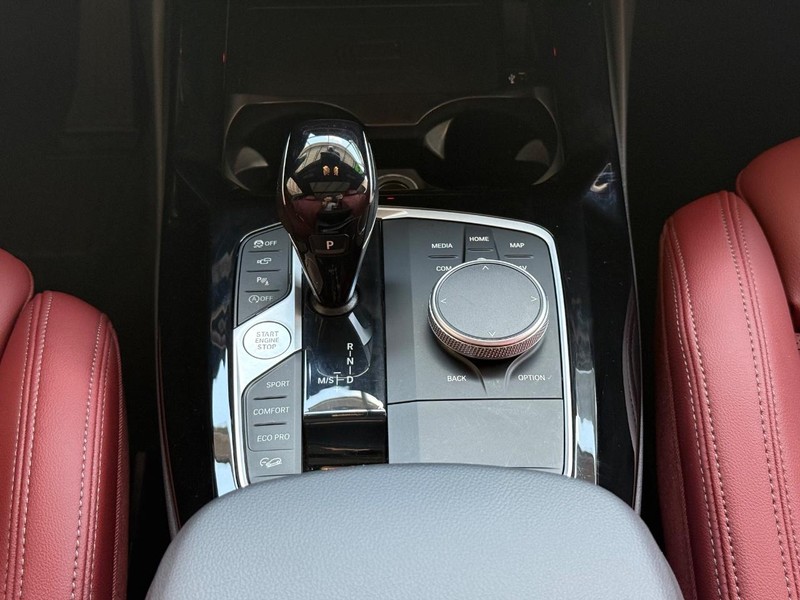 BMW X3 Vehicle Full-screen Gallery Image 12