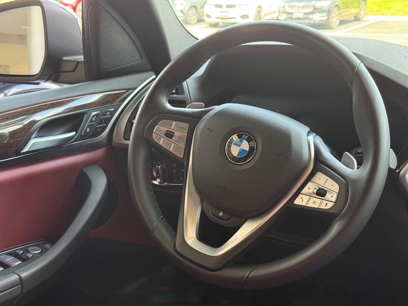 BMW X3 Vehicle Full-screen Gallery Image 13