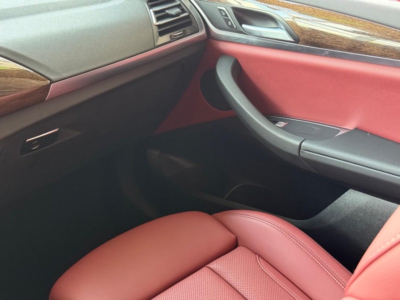 BMW X3 Vehicle Full-screen Gallery Image 14
