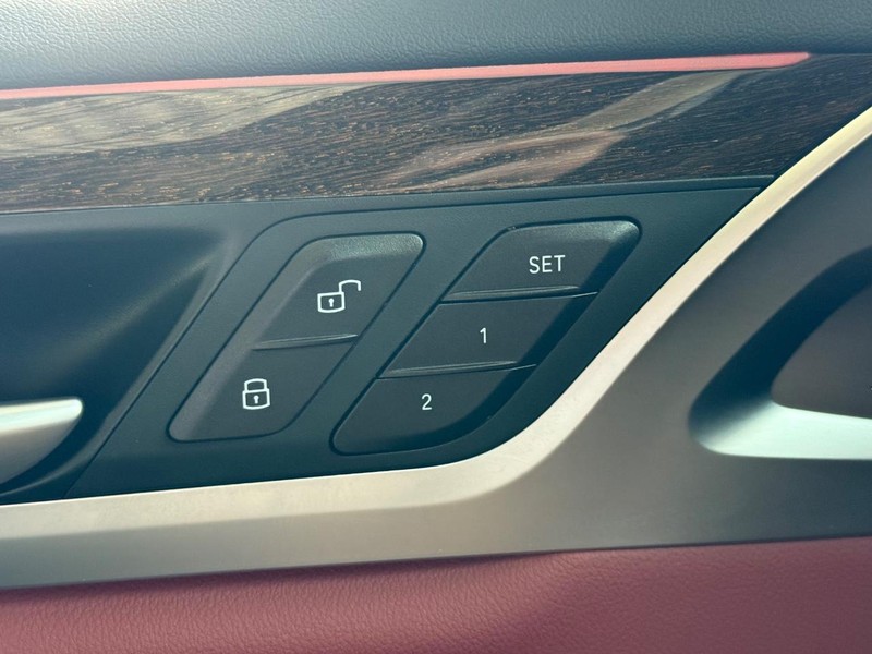 BMW X3 Vehicle Full-screen Gallery Image 15