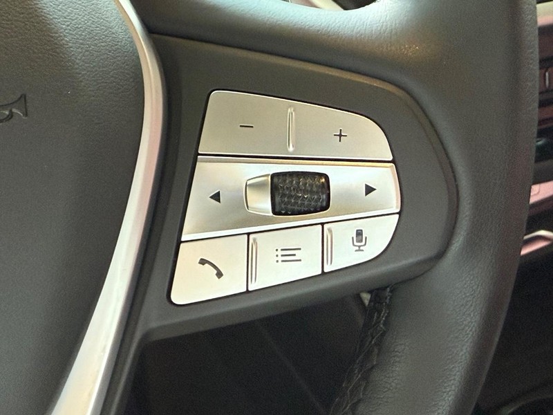 BMW X3 Vehicle Full-screen Gallery Image 17