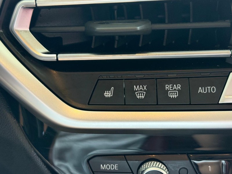 BMW X3 Vehicle Full-screen Gallery Image 22