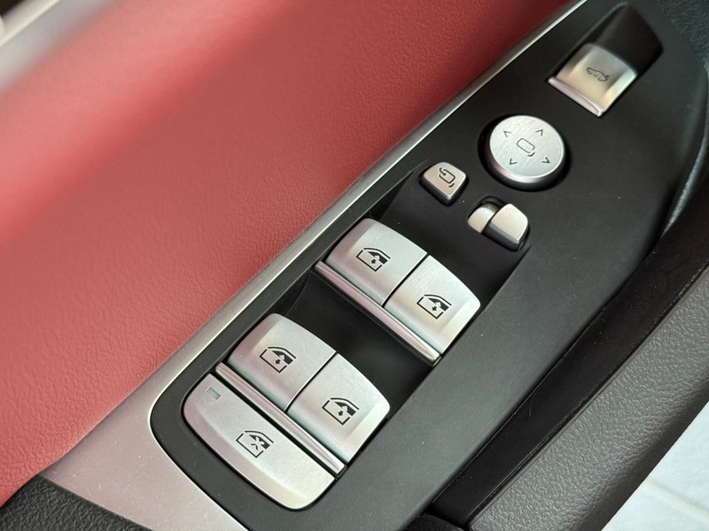 BMW X3 Vehicle Full-screen Gallery Image 23