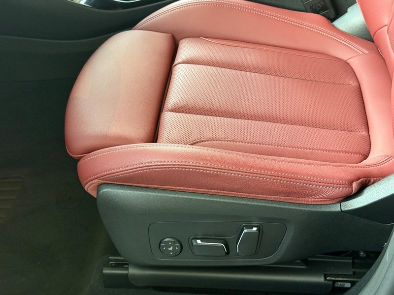 BMW X3 Vehicle Full-screen Gallery Image 24