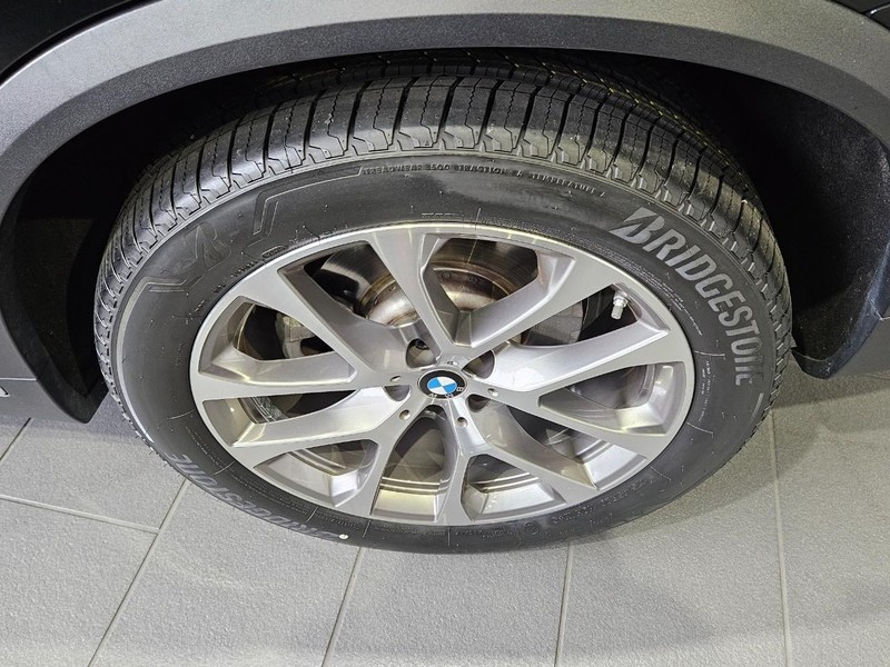 BMW X5 Vehicle Full-screen Gallery Image 6