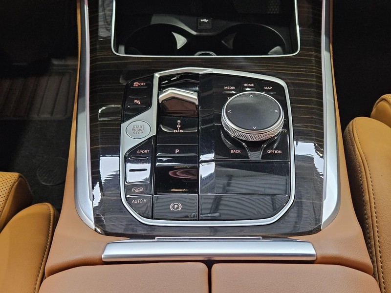 BMW X5 Vehicle Full-screen Gallery Image 12