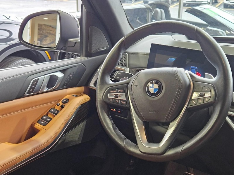 BMW X5 Vehicle Full-screen Gallery Image 13