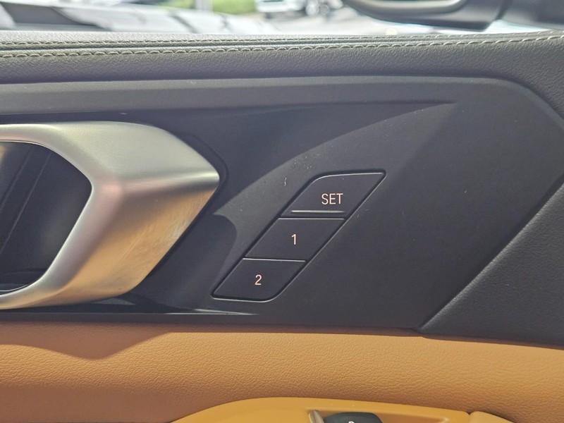 BMW X5 Vehicle Full-screen Gallery Image 16