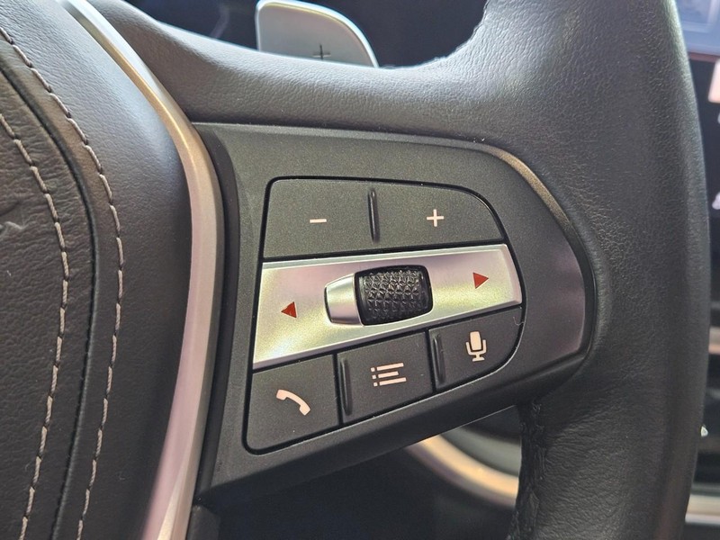 BMW X5 Vehicle Full-screen Gallery Image 18