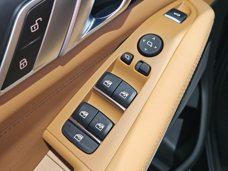 BMW X5 Vehicle Full-screen Gallery Image 21