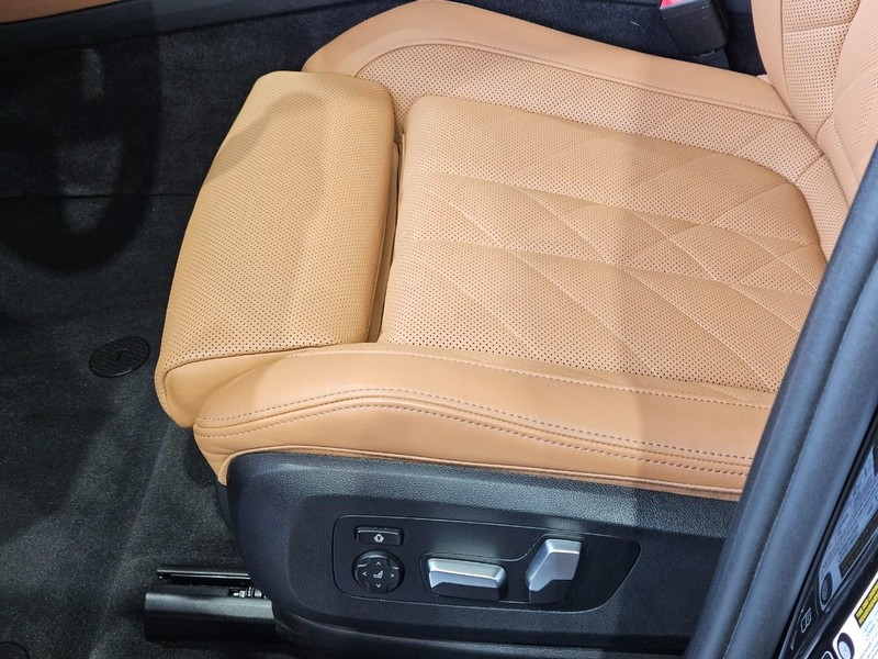 BMW X5 Vehicle Full-screen Gallery Image 22