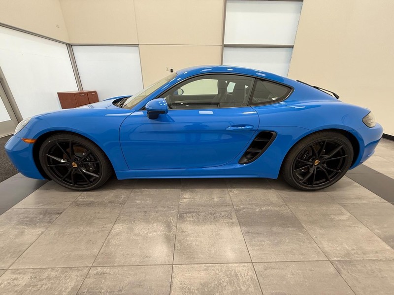 Porsche 718 Cayman Vehicle Full-screen Gallery Image 2