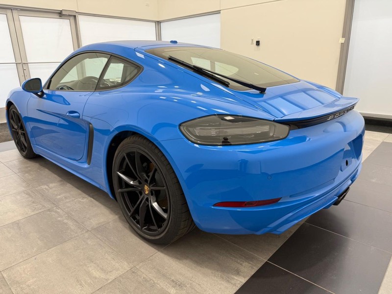 Porsche 718 Cayman Vehicle Full-screen Gallery Image 3