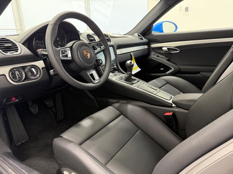 Porsche 718 Cayman Vehicle Full-screen Gallery Image 4