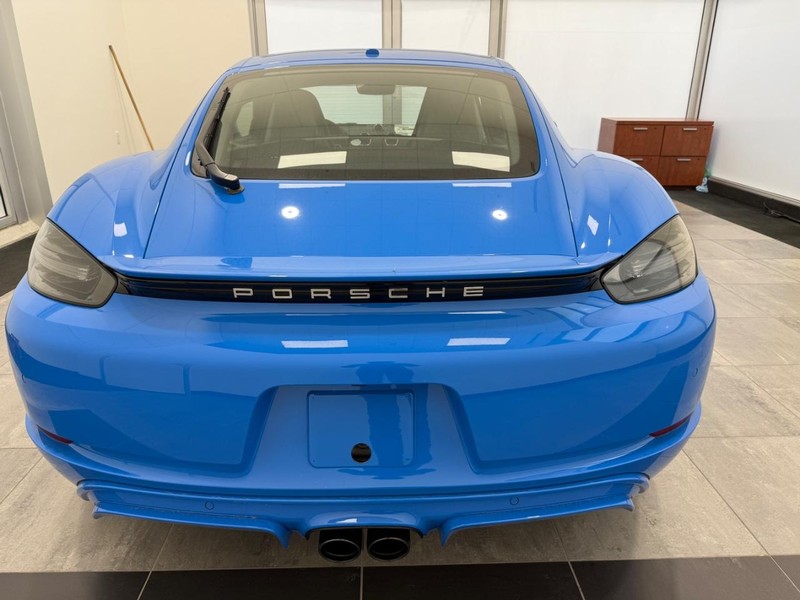 Porsche 718 Cayman Vehicle Full-screen Gallery Image 6