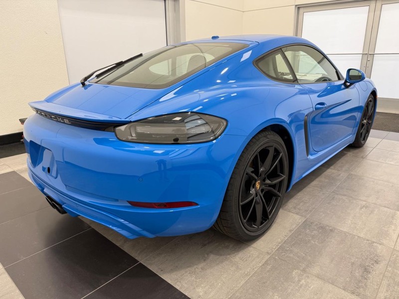Porsche 718 Cayman Vehicle Full-screen Gallery Image 7