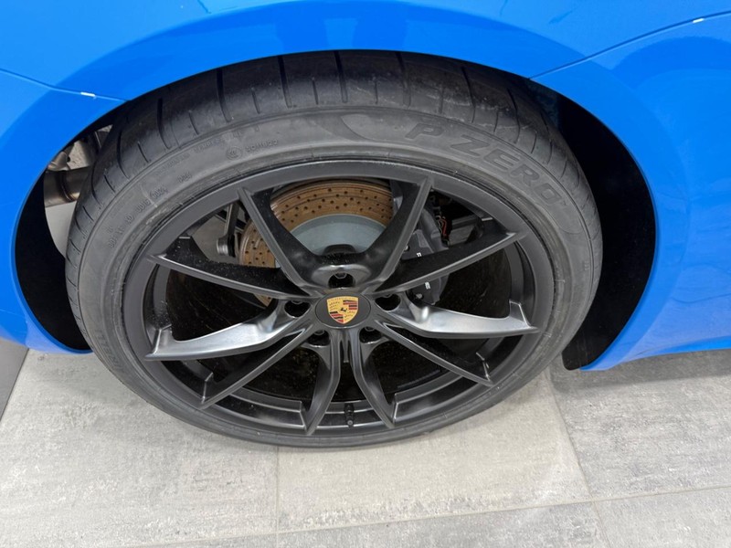 Porsche 718 Cayman Vehicle Full-screen Gallery Image 8