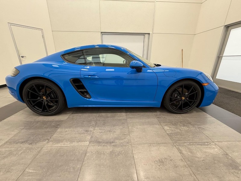 Porsche 718 Cayman Vehicle Full-screen Gallery Image 9