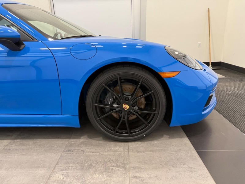 Porsche 718 Cayman Vehicle Full-screen Gallery Image 10