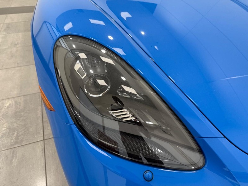 Porsche 718 Cayman Vehicle Full-screen Gallery Image 11