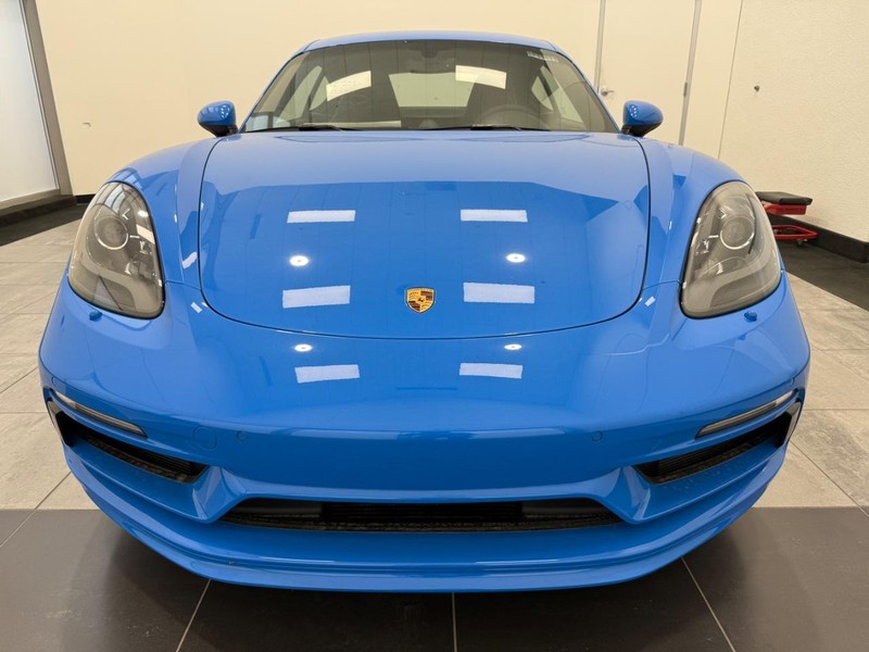 Porsche 718 Cayman Vehicle Full-screen Gallery Image 12