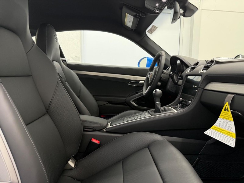 Porsche 718 Cayman Vehicle Full-screen Gallery Image 13