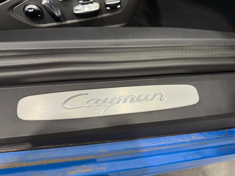 Porsche 718 Cayman Vehicle Full-screen Gallery Image 14