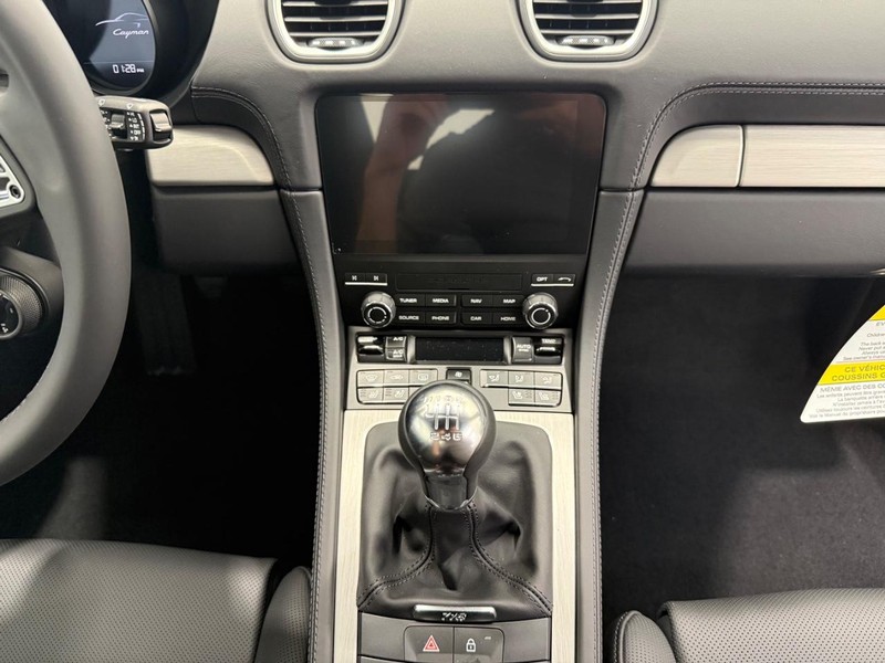 Porsche 718 Cayman Vehicle Full-screen Gallery Image 15