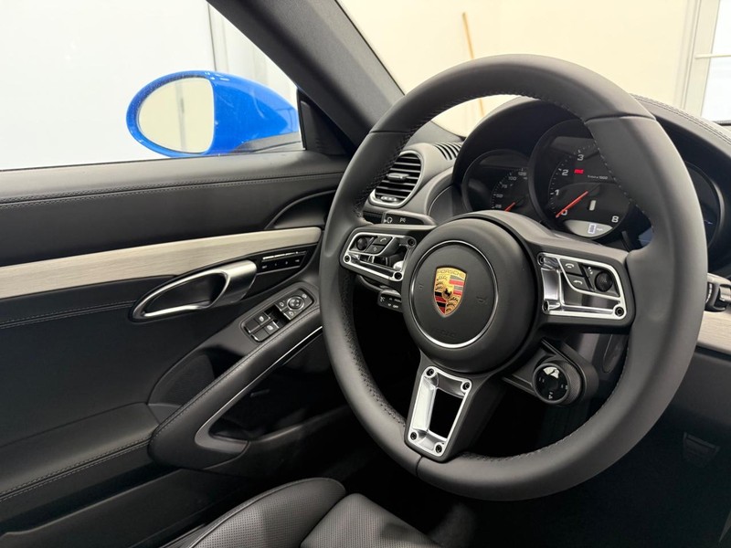 Porsche 718 Cayman Vehicle Full-screen Gallery Image 17