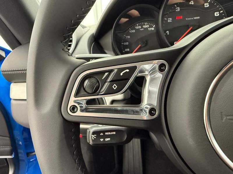 Porsche 718 Cayman Vehicle Full-screen Gallery Image 18