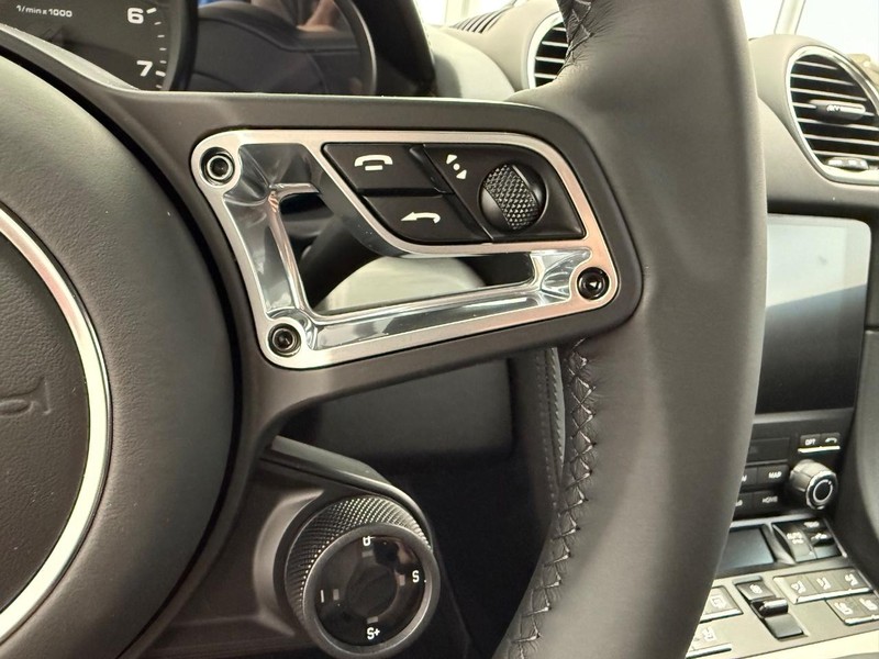 Porsche 718 Cayman Vehicle Full-screen Gallery Image 19