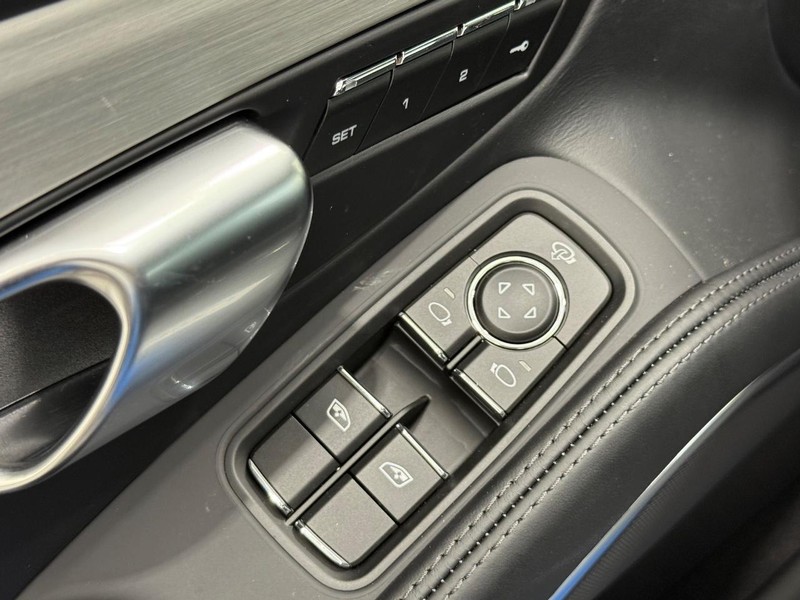 Porsche 718 Cayman Vehicle Full-screen Gallery Image 24