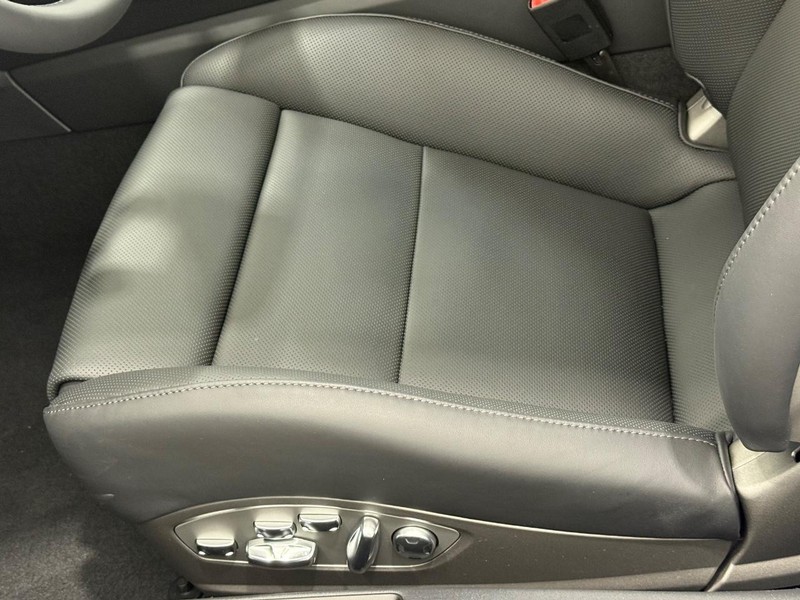 Porsche 718 Cayman Vehicle Full-screen Gallery Image 25