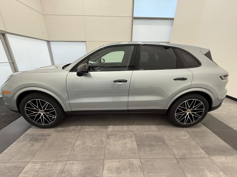 Porsche Cayenne Vehicle Full-screen Gallery Image 2