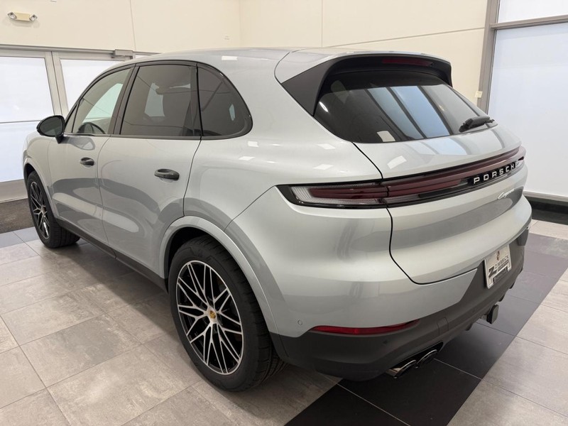 Porsche Cayenne Vehicle Full-screen Gallery Image 3