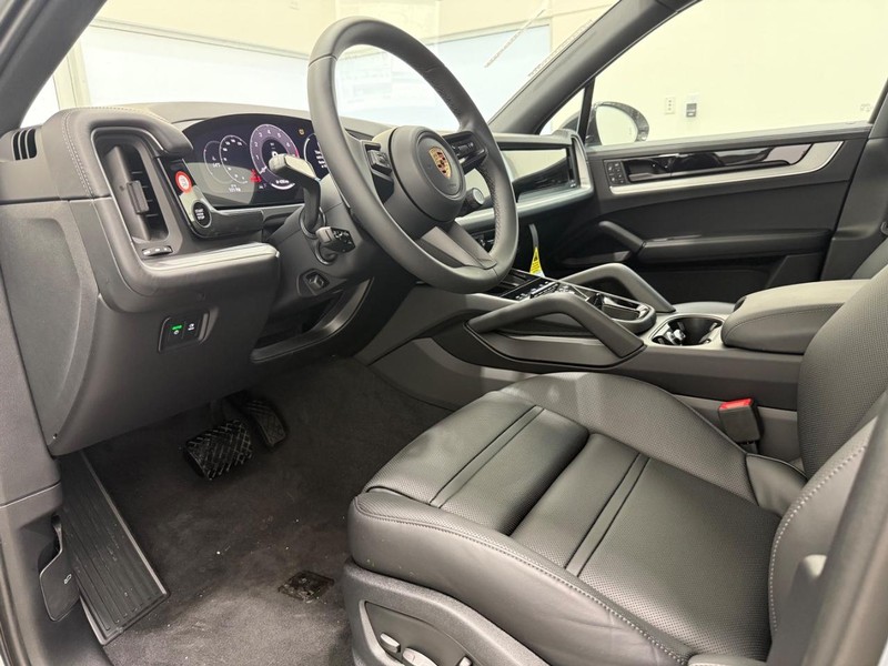 Porsche Cayenne Vehicle Full-screen Gallery Image 4