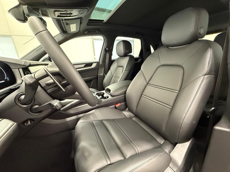 Porsche Cayenne Vehicle Full-screen Gallery Image 5