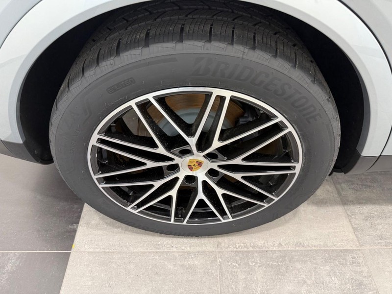 Porsche Cayenne Vehicle Full-screen Gallery Image 8