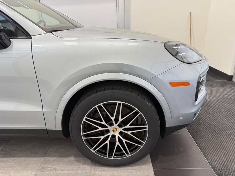 Porsche Cayenne Vehicle Full-screen Gallery Image 10