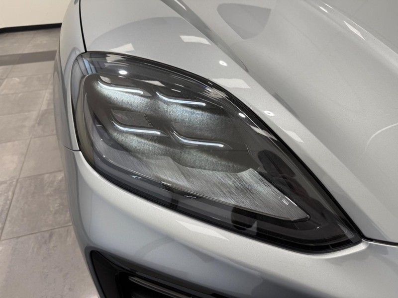 Porsche Cayenne Vehicle Full-screen Gallery Image 11