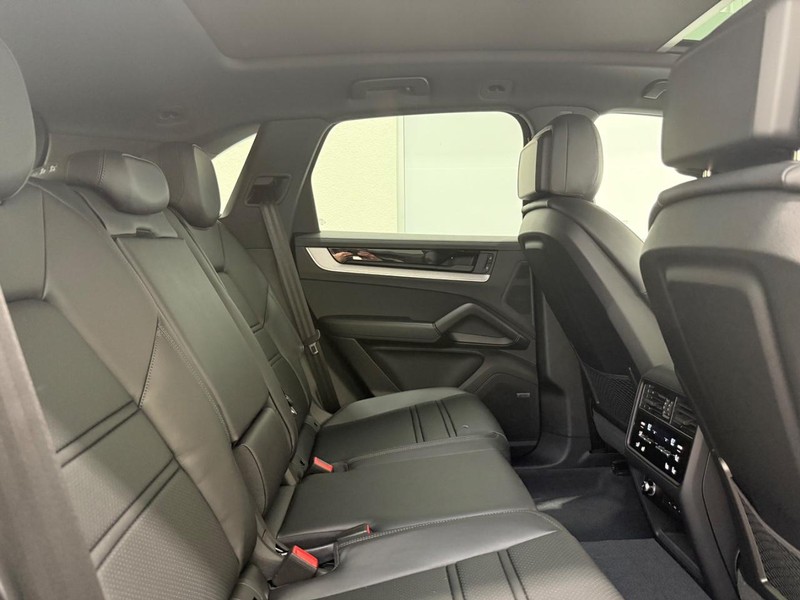 Porsche Cayenne Vehicle Full-screen Gallery Image 13